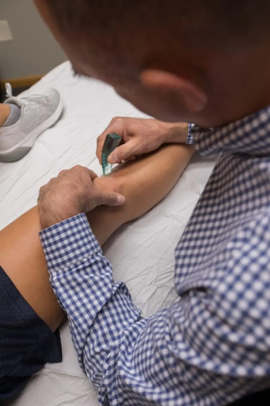 Astym soft-tissue treatment on the knee
